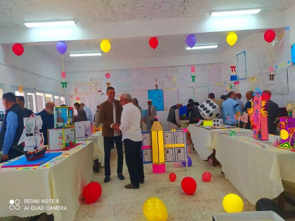 في إطار تعزيز التعاون بين المؤسسات التعليمية، قام عميد كلية التربية الرياينة رفقة عدد من أعضاء هيئة التدريس بالكلية، بزيارة إلى مدرسة سعد بن أبي وقاص الثانوية، وذلك بدعوة كريمة من إدارة المدرسة ومراقبة التعليم بالرياينة. وخلال الزيارة، اطّلع الوفد على التجهيزات المتوفرة بالمدرسة، كما تم التعرف على عدد من الأقسام، إضافة إلى متابعة بعض الأعمال المميزة المرتبطة بالتراث، والتي تعكس اهتمام الإدارة والطلبة بإحياء الموروث الثقافي.  وتأتي هذه الزيارة في سياق دعم أواصر التعاون وتبادل الخبرات بين الكلية ومؤسسات التعليم العام، بما يسهم في الارتقاء بالعملية التعليمية.