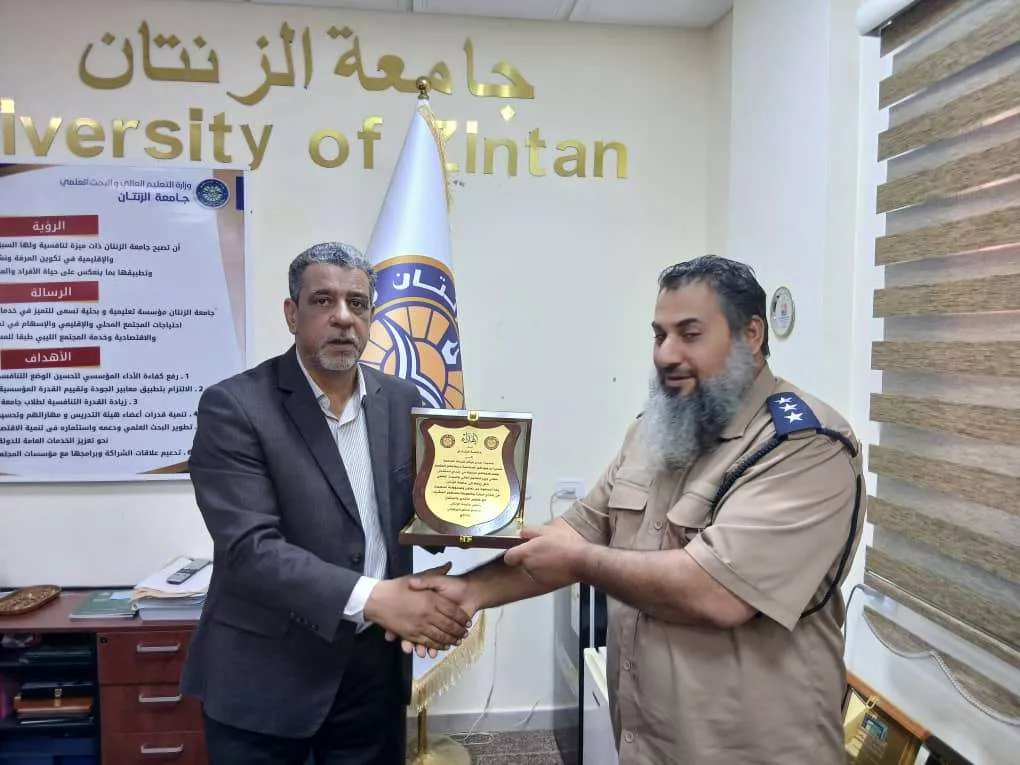 السيد  رئيس جامعة الزنتان يكرّم الجهات الأمنية تقديرا لجهودهم