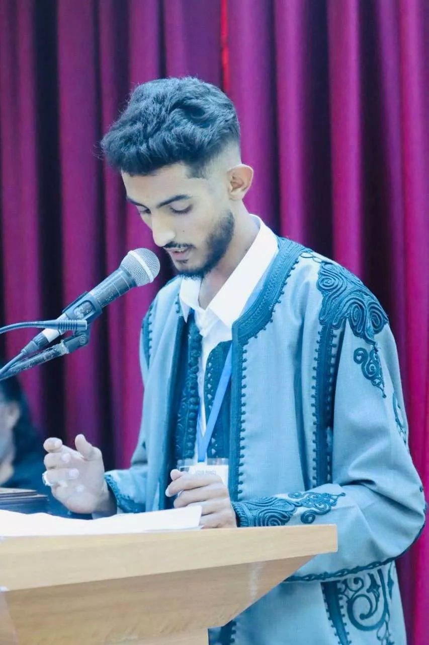 مشاركة الطالب خليل الرحمن خليل المقرم  ك مقدم لفعاليات التوأمة العلمية الثقافية بين كلية التربية تيجي وكلية الآداب والتربية صبراتة 18/5/2026