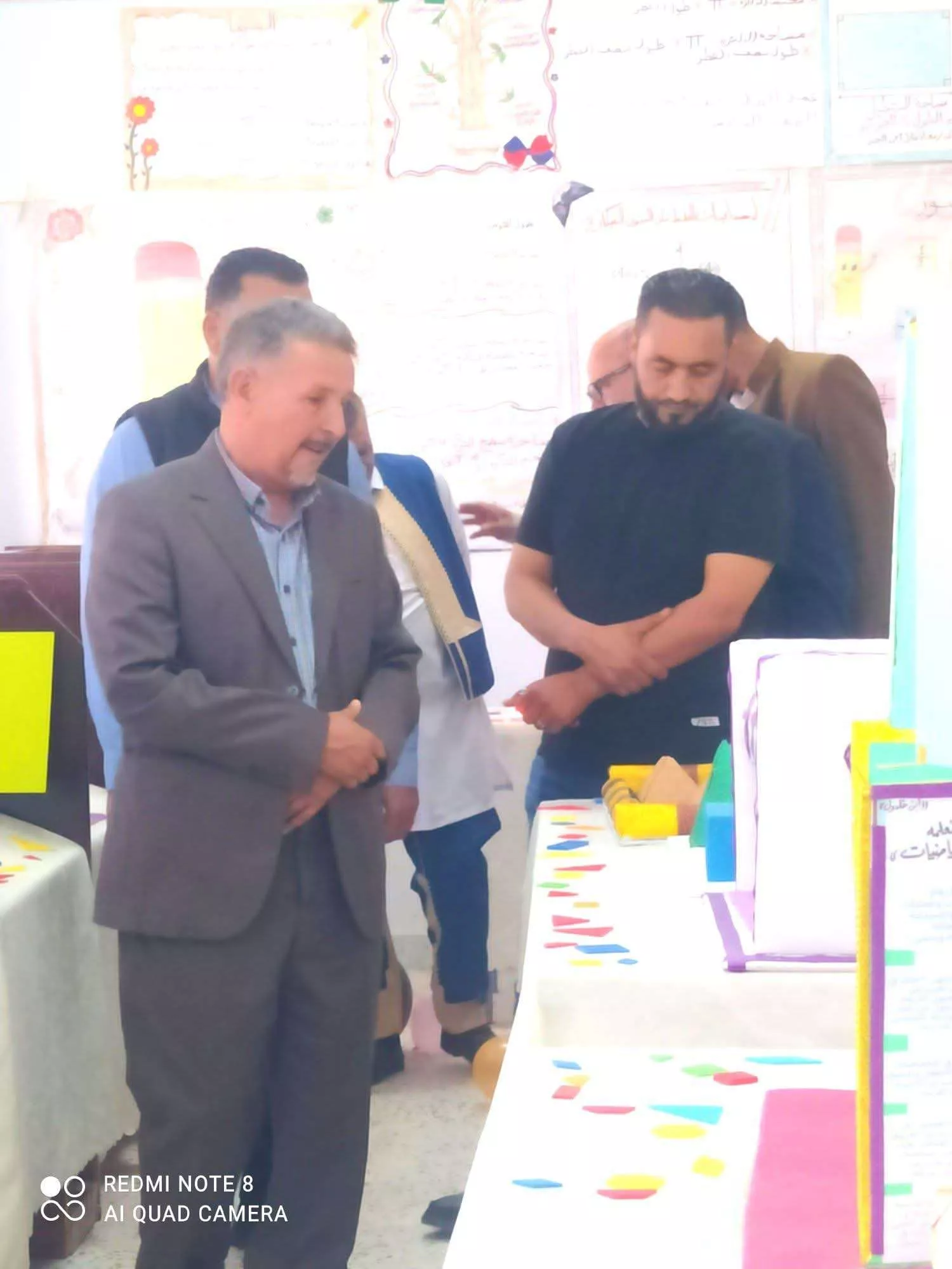 في إطار تعزيز التعاون بين المؤسسات التعليمية، قام عميد كلية التربية الرياينة رفقة عدد من أعضاء هيئة التدريس بالكلية، بزيارة إلى مدرسة سعد بن أبي وقاص الثانوية، وذلك بدعوة كريمة من إدارة المدرسة ومراقبة التعليم بالرياينة. وخلال الزيارة، اطّلع الوفد على التجهيزات المتوفرة بالمدرسة، كما تم التعرف على عدد من الأقسام، إضافة إلى متابعة بعض الأعمال المميزة المرتبطة بالتراث، والتي تعكس اهتمام الإدارة والطلبة بإحياء الموروث الثقافي.  وتأتي هذه الزيارة في سياق دعم أواصر التعاون وتبادل الخبرات بين الكلية ومؤسسات التعليم العام، بما يسهم في الارتقاء بالعملية التعليمية.