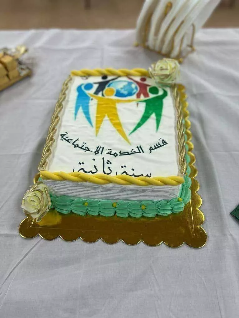 تكريم طالبات السنة الدراسية الثانية للأستاذ يوسف امسيك لتسليمه مهام القسم بعد عمل متواصل وعطاء فعال