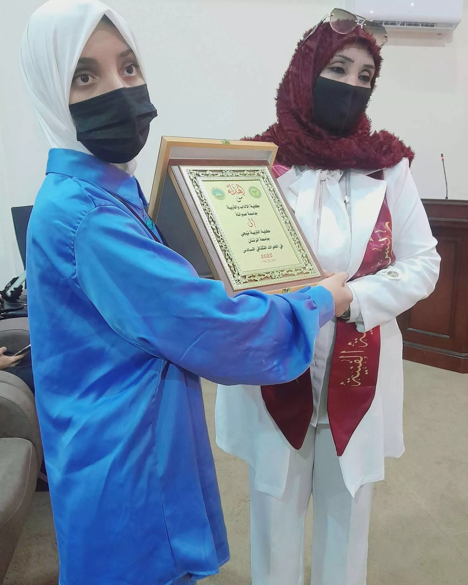 تكريم الطالبة هاجر اطليحة لمشاركتها في فعاليات التوأمة العلمية الثقافية بين كلية التربية تيجي وكلية الآداب والتربية صبراتة 10/5/2025