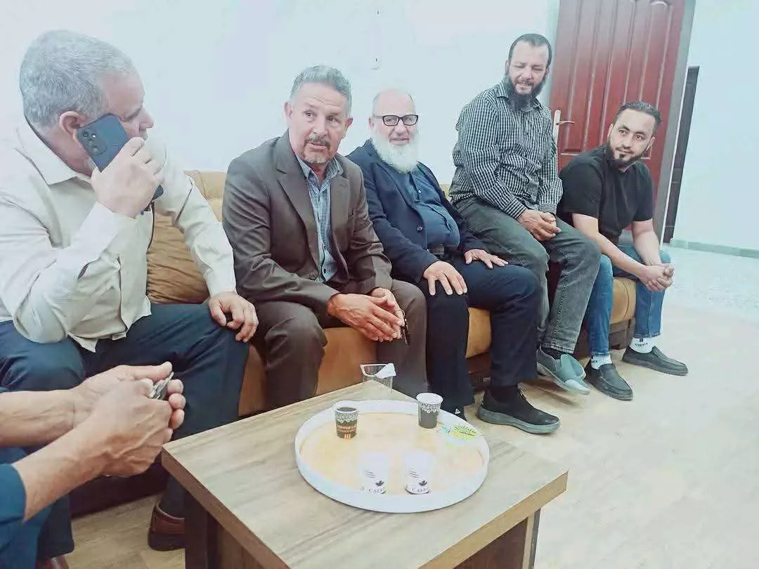 في إطار تعزيز التعاون بين المؤسسات التعليمية، قام عميد كلية التربية الرياينة رفقة عدد من أعضاء هيئة التدريس بالكلية، بزيارة إلى مدرسة سعد بن أبي وقاص الثانوية، وذلك بدعوة كريمة من إدارة المدرسة ومراقبة التعليم بالرياينة. وخلال الزيارة، اطّلع الوفد على التجهيزات المتوفرة بالمدرسة، كما تم التعرف على عدد من الأقسام، إضافة إلى متابعة بعض الأعمال المميزة المرتبطة بالتراث، والتي تعكس اهتمام الإدارة والطلبة بإحياء الموروث الثقافي.  وتأتي هذه الزيارة في سياق دعم أواصر التعاون وتبادل الخبرات بين الكلية ومؤسسات التعليم العام، بما يسهم في الارتقاء بالعملية التعليمية.