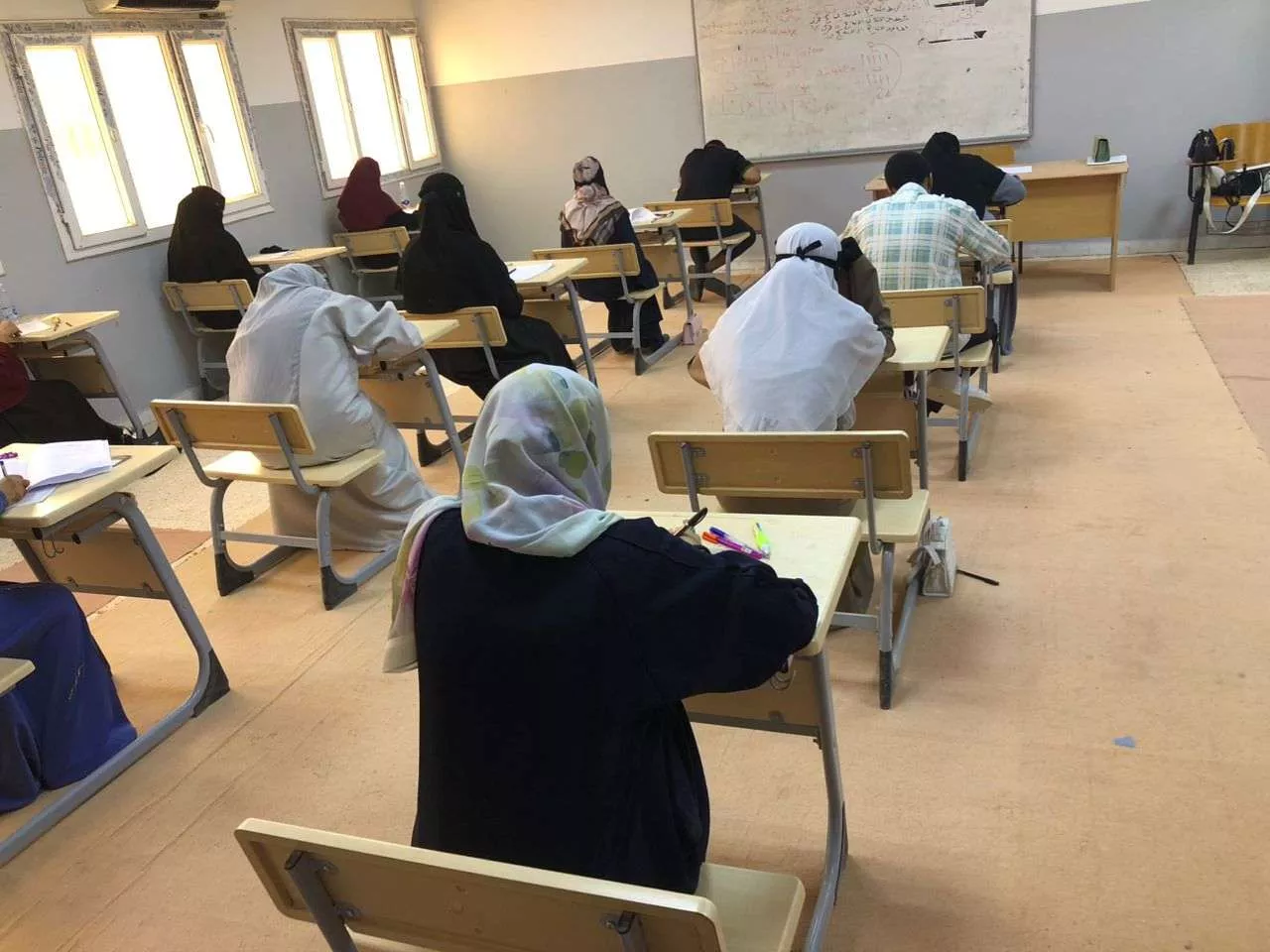سير الامتحانات النهائية – نظام السنة كلية التربية / درج  انطلقت الامتحانات النهائية لنظام السنة بكلية التربية / درج يوم السبت الماضي، وتسير منذ ذلك الحين في أجواء يسودها الهدوء والانضباط.  وقد أبدى الطلبة التزامًا واضحًا بالحضور وتنفيذ التعليمات، كما كان لتعاون أعضاء هيئة التدريس والمراقبين دور مهم في حسن سير العملية الامتحانية.  وتُثمن إدارة الكلية هذا المستوى من الجدية والتنظيم، متمنيةً دوام التوفيق والنجاح لجميع الطلبة.