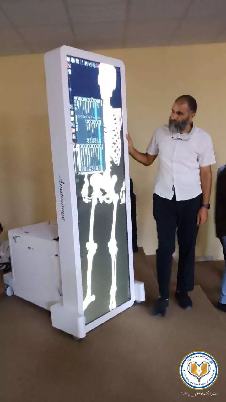 متابعات | اللجنة المكلفة من وزارة التعليم العالي والبحث العلمي تواصل جولاتها الميدانية بزيارة كلية الطب البشري – الزنتان