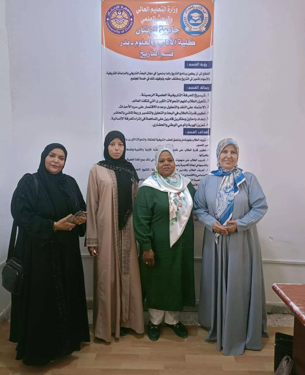 زيارة مدير مكتب دعم وتمكين المرأة ورئيس وأعضاء جمعية البشائر بباطن الجبل لقسم التاريخ