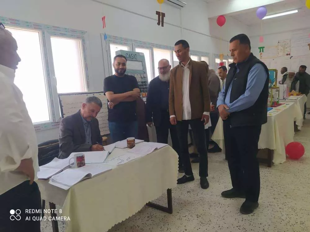 في إطار تعزيز التعاون بين المؤسسات التعليمية، قام عميد كلية التربية الرياينة رفقة عدد من أعضاء هيئة التدريس بالكلية، بزيارة إلى مدرسة سعد بن أبي وقاص الثانوية، وذلك بدعوة كريمة من إدارة المدرسة ومراقبة التعليم بالرياينة. وخلال الزيارة، اطّلع الوفد على التجهيزات المتوفرة بالمدرسة، كما تم التعرف على عدد من الأقسام، إضافة إلى متابعة بعض الأعمال المميزة المرتبطة بالتراث، والتي تعكس اهتمام الإدارة والطلبة بإحياء الموروث الثقافي.  وتأتي هذه الزيارة في سياق دعم أواصر التعاون وتبادل الخبرات بين الكلية ومؤسسات التعليم العام، بما يسهم في الارتقاء بالعملية التعليمية.