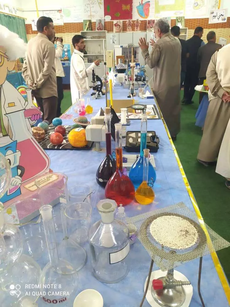 في إطار تعزيز التعاون بين المؤسسات التعليمية، قام عميد كلية التربية الرياينة رفقة عدد من أعضاء هيئة التدريس بالكلية، بزيارة إلى مدرسة سعد بن أبي وقاص الثانوية، وذلك بدعوة كريمة من إدارة المدرسة ومراقبة التعليم بالرياينة. وخلال الزيارة، اطّلع الوفد على التجهيزات المتوفرة بالمدرسة، كما تم التعرف على عدد من الأقسام، إضافة إلى متابعة بعض الأعمال المميزة المرتبطة بالتراث، والتي تعكس اهتمام الإدارة والطلبة بإحياء الموروث الثقافي.  وتأتي هذه الزيارة في سياق دعم أواصر التعاون وتبادل الخبرات بين الكلية ومؤسسات التعليم العام، بما يسهم في الارتقاء بالعملية التعليمية.