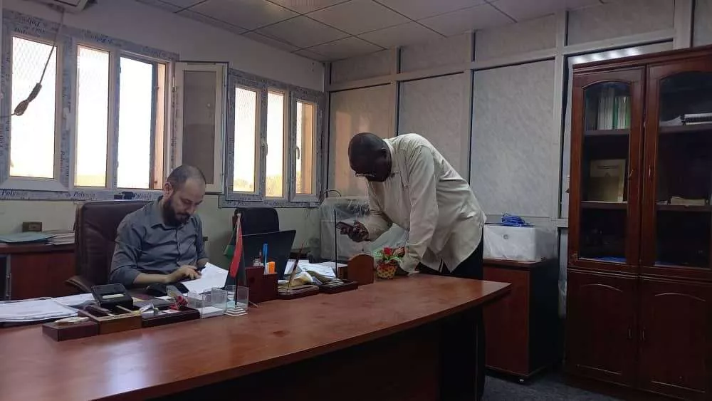 تشرفت الكلية هذا اليوم الأحد الموافق 2 / 11 / 2025 بزيارة كلٍّ من:  الأستاذ خالد الرسي – مدير مكتب المعلومات والتوثيق بجامعة الزنتان،  الأستاذ خالد الحمروني – مساعد مدير مكتب المعلومات والتوثيق بجامعة الزنتان،  الأستاذ محمد عتمان – المسؤول عن المنظومة المالية بجامعة الزنتان.   حيث ألقى الأستاذ خالد الرسي كلمة شكر فيها إدارة الكلية على تعاونها، كما ألقى عميد الكلية الأستاذ عمر الربو كلمة ترحيبية بالضيوف الكرام.  وقد تم خلال الزيارة حل جميع المشكلات المتعلقة بالمنظومة الإلكترونية والمالية، في أجواء من التعاون والتنسيق المثمر بين إدارة الكلية ومكتب المعلومات والتوثيق بالجامعة.   كل الشكر والتقدير للأساتذة الكرام على جهودهم ودعمهم المستمر في تطوير منظومات العمل بالجامعة.