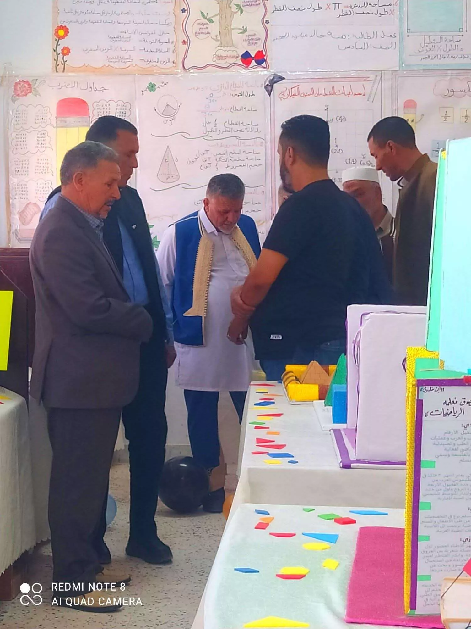 في إطار تعزيز التعاون بين المؤسسات التعليمية، قام عميد كلية التربية الرياينة رفقة عدد من أعضاء هيئة التدريس بالكلية، بزيارة إلى مدرسة سعد بن أبي وقاص الثانوية، وذلك بدعوة كريمة من إدارة المدرسة ومراقبة التعليم بالرياينة. وخلال الزيارة، اطّلع الوفد على التجهيزات المتوفرة بالمدرسة، كما تم التعرف على عدد من الأقسام، إضافة إلى متابعة بعض الأعمال المميزة المرتبطة بالتراث، والتي تعكس اهتمام الإدارة والطلبة بإحياء الموروث الثقافي.  وتأتي هذه الزيارة في سياق دعم أواصر التعاون وتبادل الخبرات بين الكلية ومؤسسات التعليم العام، بما يسهم في الارتقاء بالعملية التعليمية.