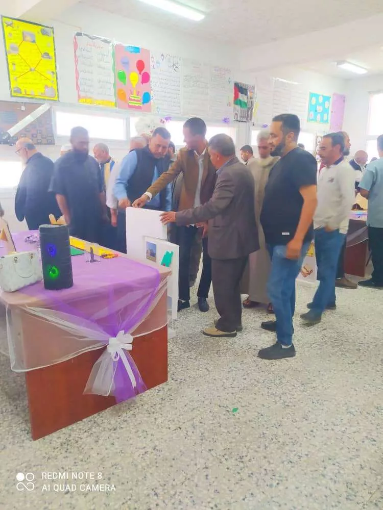 في إطار تعزيز التعاون بين المؤسسات التعليمية، قام عميد كلية التربية الرياينة رفقة عدد من أعضاء هيئة التدريس بالكلية، بزيارة إلى مدرسة سعد بن أبي وقاص الثانوية، وذلك بدعوة كريمة من إدارة المدرسة ومراقبة التعليم بالرياينة. وخلال الزيارة، اطّلع الوفد على التجهيزات المتوفرة بالمدرسة، كما تم التعرف على عدد من الأقسام، إضافة إلى متابعة بعض الأعمال المميزة المرتبطة بالتراث، والتي تعكس اهتمام الإدارة والطلبة بإحياء الموروث الثقافي.  وتأتي هذه الزيارة في سياق دعم أواصر التعاون وتبادل الخبرات بين الكلية ومؤسسات التعليم العام، بما يسهم في الارتقاء بالعملية التعليمية.