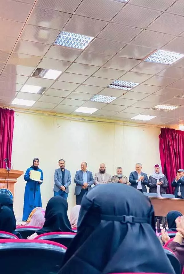 تكريم من طالبات الفصل الرابع حاسوب للأستاذة امل الصويعي على هامش المعرض الالكتروني الرابع بقسم الحاسوب
