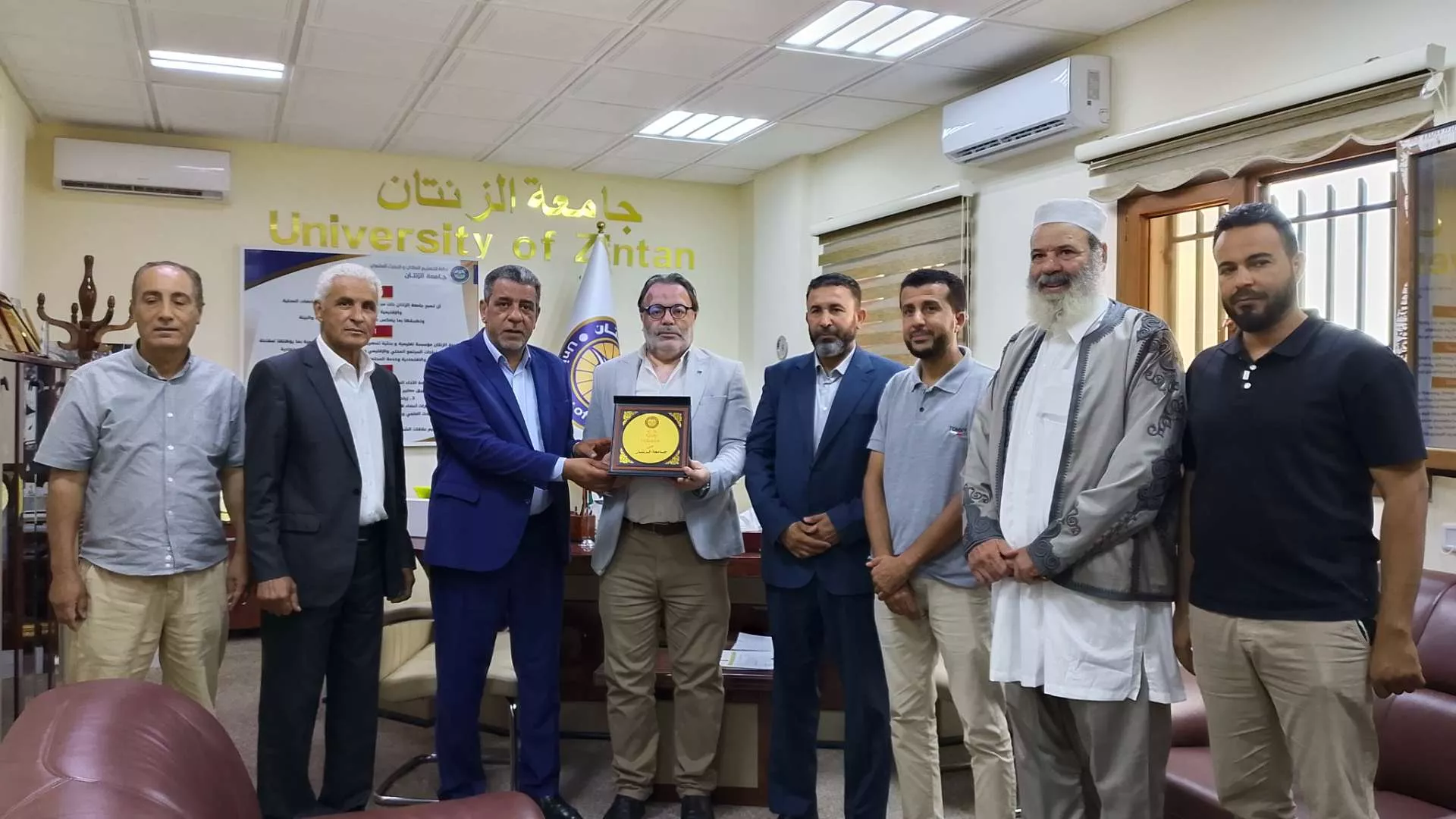 رئيس جامعة الزنتان يكرّم أعضاء لجنة التصنيف الدولي تقديرًا لجهودهم في الارتقاء بمكانة الجامعة