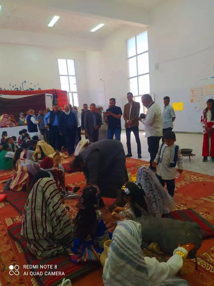 في إطار تعزيز التعاون بين المؤسسات التعليمية، قام عميد كلية التربية الرياينة رفقة عدد من أعضاء هيئة التدريس بالكلية، بزيارة إلى مدرسة سعد بن أبي وقاص الثانوية، وذلك بدعوة كريمة من إدارة المدرسة ومراقبة التعليم بالرياينة. وخلال الزيارة، اطّلع الوفد على التجهيزات المتوفرة بالمدرسة، كما تم التعرف على عدد من الأقسام، إضافة إلى متابعة بعض الأعمال المميزة المرتبطة بالتراث، والتي تعكس اهتمام الإدارة والطلبة بإحياء الموروث الثقافي.  وتأتي هذه الزيارة في سياق دعم أواصر التعاون وتبادل الخبرات بين الكلية ومؤسسات التعليم العام، بما يسهم في الارتقاء بالعملية التعليمية.