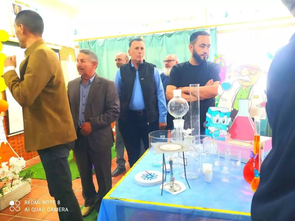 في إطار تعزيز التعاون بين المؤسسات التعليمية، قام عميد كلية التربية الرياينة رفقة عدد من أعضاء هيئة التدريس بالكلية، بزيارة إلى مدرسة سعد بن أبي وقاص الثانوية، وذلك بدعوة كريمة من إدارة المدرسة ومراقبة التعليم بالرياينة. وخلال الزيارة، اطّلع الوفد على التجهيزات المتوفرة بالمدرسة، كما تم التعرف على عدد من الأقسام، إضافة إلى متابعة بعض الأعمال المميزة المرتبطة بالتراث، والتي تعكس اهتمام الإدارة والطلبة بإحياء الموروث الثقافي.  وتأتي هذه الزيارة في سياق دعم أواصر التعاون وتبادل الخبرات بين الكلية ومؤسسات التعليم العام، بما يسهم في الارتقاء بالعملية التعليمية.