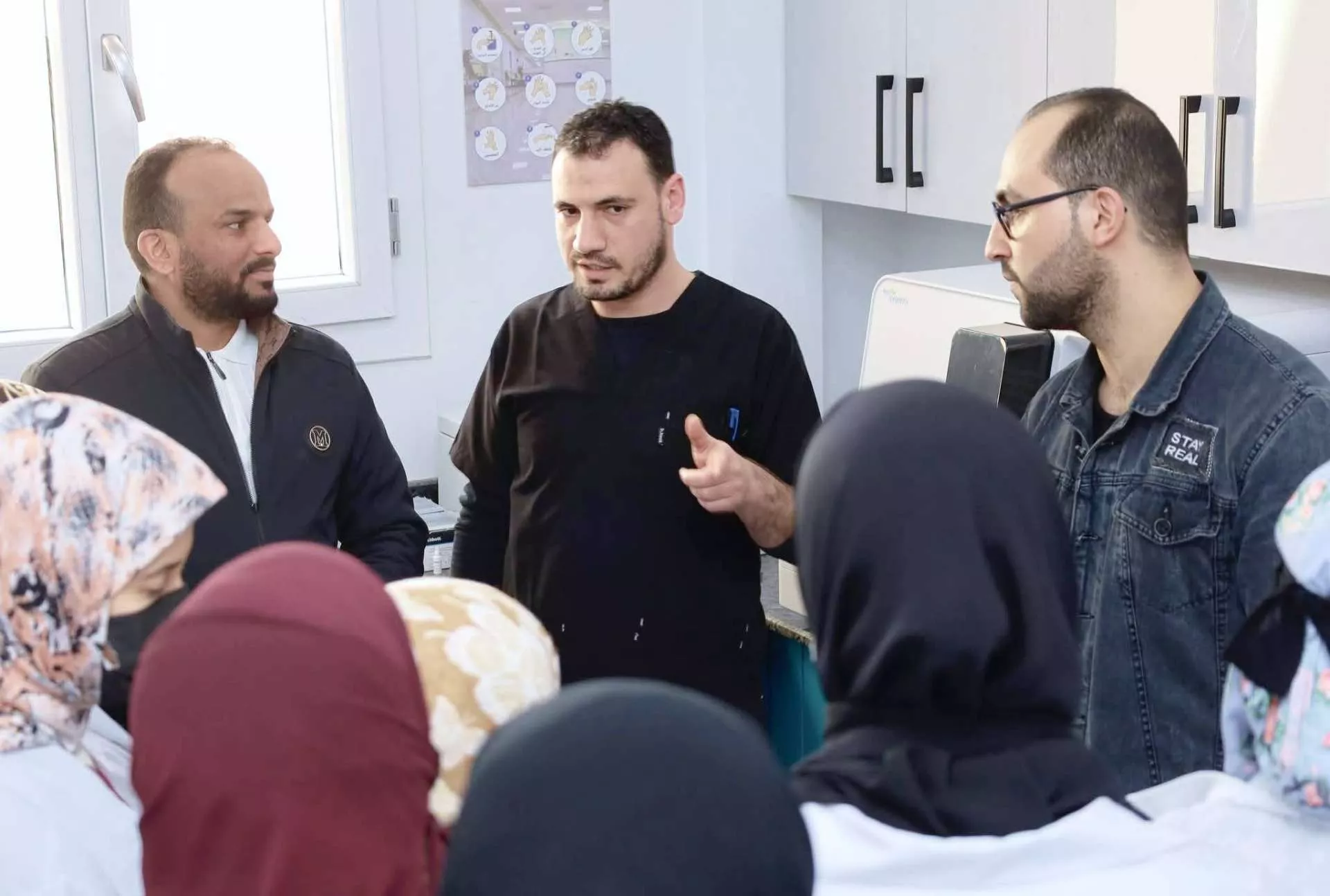 زيارة ميدانية علمية لمختبر مركب المزن الطبي